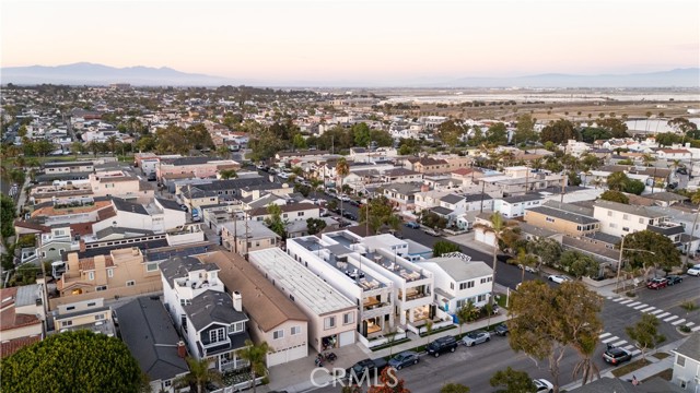 1315 Ocean Avenue, Seal Beach CA: https://media.crmls.org/medias/7787b044-eff7-4627-8181-f39f5297e058.jpg