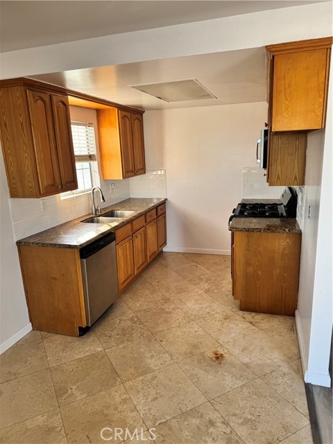 Detail Gallery Image 4 of 16 For 1221 S Meyler, San Pedro,  CA 90731 - 2 Beds | 2 Baths