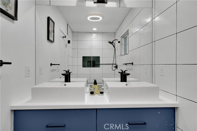 5226 W 20th Street, Los Angeles CA: https://media.crmls.org/medias/778ef23b-c439-4a3f-bad9-e03f8f33c598.jpg