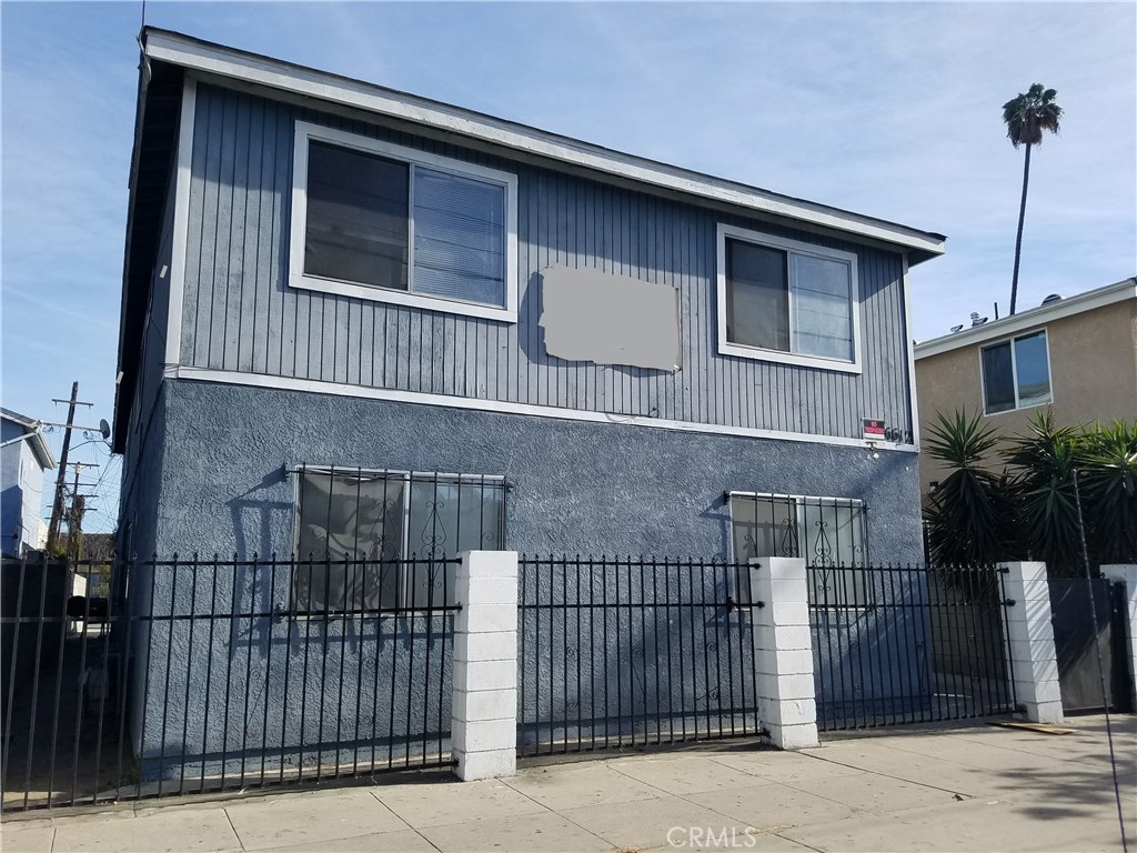 Take a look at this investment opportunity. This 4 unit building offers good size units in a high rental demand area. There is parking and a laundry facility onsite for convenience. It is just down the street from The Coliseum, Bank of California Stadium, The Natural History Museum and the University of Southern California. With only minutes from downtown Los Angeles, it is close to shopping, eating and entertainment. Add this one to your portfolio or make it your first investment property.