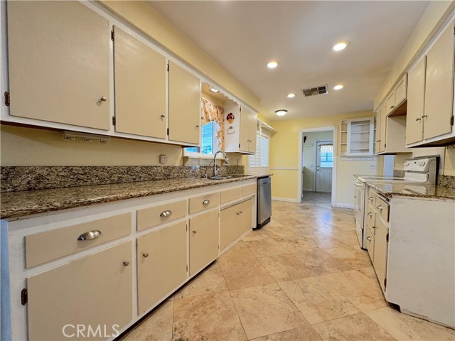 Detail Gallery Image 13 of 27 For 200 Terry Ln, Hemet,  CA 92544 - 3 Beds | 2 Baths