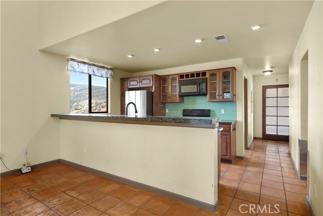 30721 Condor Place, Tehachapi CA: https://media.crmls.org/medias/7790d679-5b79-4e42-a0e4-ffe087d56863.jpg