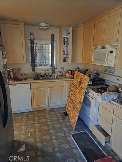 Detail Gallery Image 5 of 11 For 24638 Hemlock Ave, Moreno Valley,  CA 92557 - 4 Beds | 2/1 Baths