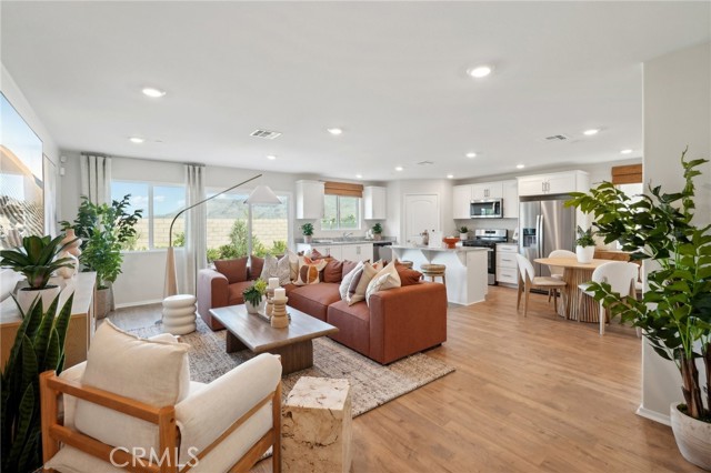 Detail Gallery Image 3 of 26 For 14017 Larissa St, Moreno Valley,  CA 92555 - 4 Beds | 2/1 Baths