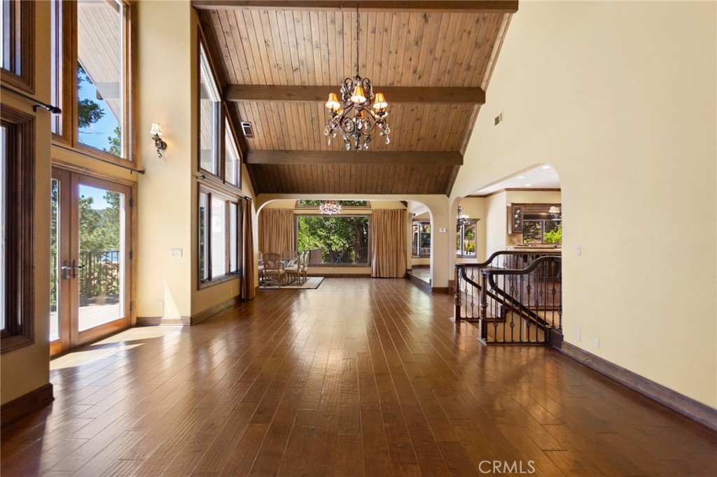 https://media.crmls.org/medias/7795570e-bc9c-488b-9107-79e472e92df2.jpg?preset=X-Large
