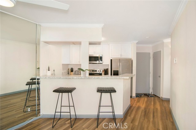 Kitchen with quartz breakfast bar