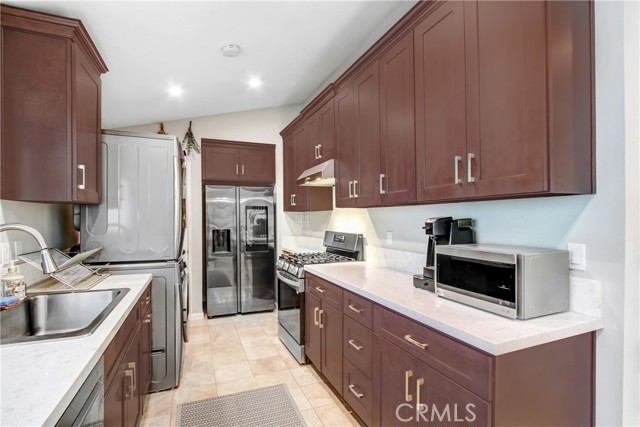 20200 Clark Street, Woodland Hills CA: https://media.crmls.org/medias/7797fdb6-8e7f-415c-a8c1-2cd52ab40ffb.jpg
