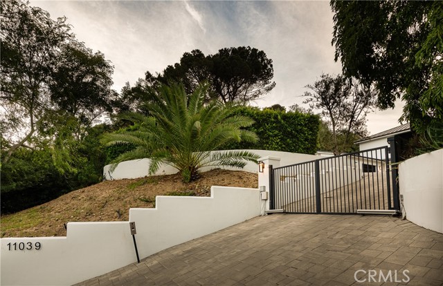 Detail Gallery Image 39 of 46 For 11039 Wrightwood Pl, Studio City,  CA 91604 - 3 Beds | 3 Baths