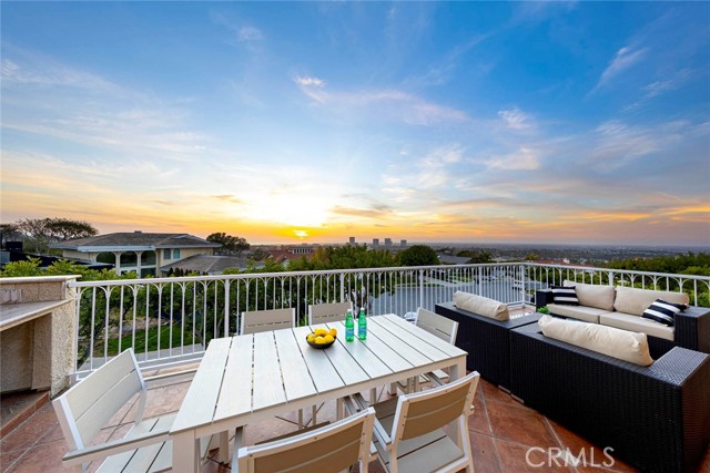 11 Montpellier, Newport Beach CA: https://media.crmls.org/medias/779932a2-c57b-469e-a342-5cb990d0085c.jpg
