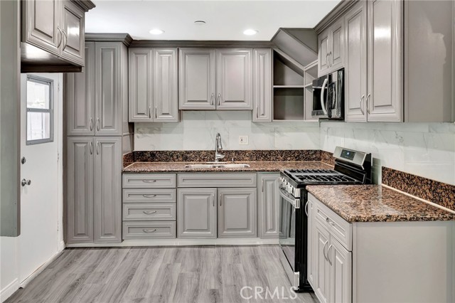 Detail Gallery Image 11 of 38 For 17053 Roscoe Bld #3,  Northridge,  CA 91325 - 2 Beds | 2 Baths