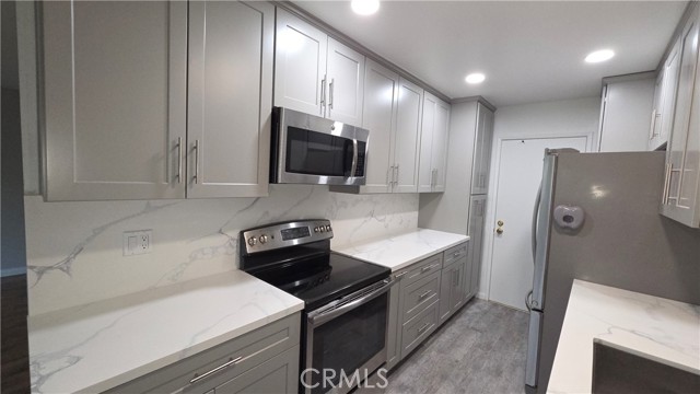 Detail Gallery Image 1 of 30 For 5400 Lindley Ave #105,  Encino,  CA 91316 - 2 Beds | 2 Baths