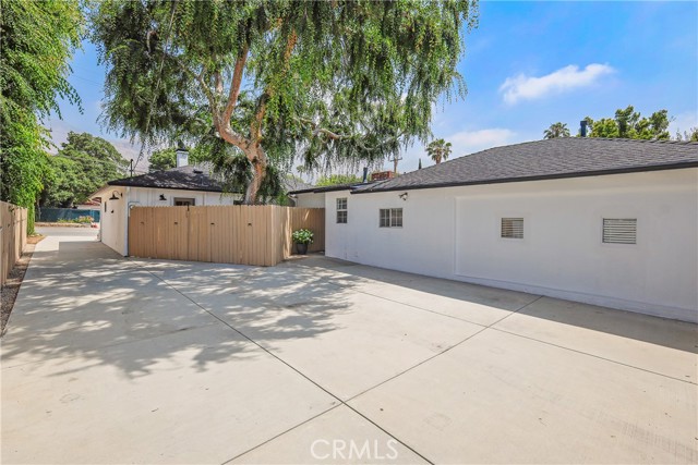 2482 New York Drive, Altadena CA: https://media.crmls.org/medias/779e3fb4-43ad-4d5b-8b47-6f707930cfc1.jpg