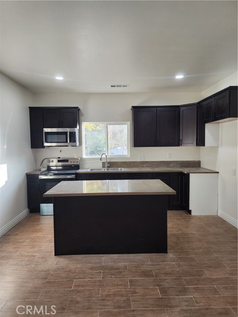 Detail Gallery Image 13 of 20 For 19380 Quebec Ave, Corona,  CA 92881 - 2 Beds | 2 Baths