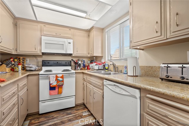 Detail Gallery Image 10 of 32 For 400 S Flower St #121,  Orange,  CA 92868 - 2 Beds | 1/1 Baths