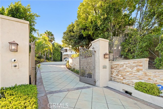 13320 Mulholland Drive, Beverly Hills CA: https://media.crmls.org/medias/77a47fa9-7995-49a3-831c-ce4dd4feebf8.jpg