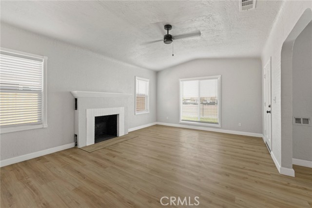 211 E Grangeville Boulevard, Hanford CA: https://media.crmls.org/medias/77a66970-684e-4e90-a4b5-011facdfb08d.jpg