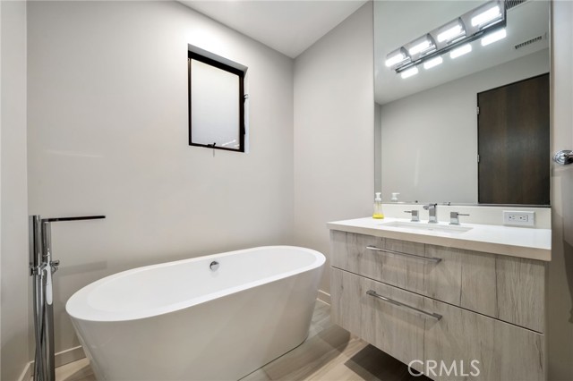 Ensuite bath with stand alone soaking tub