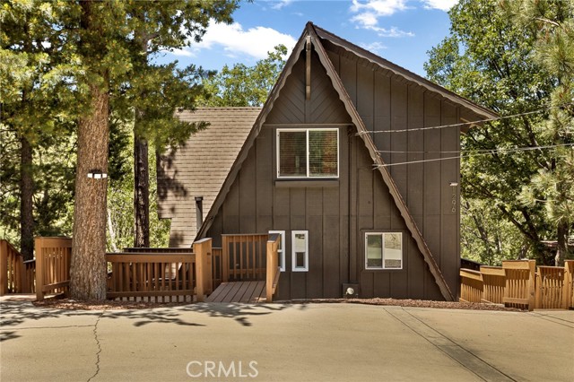 1296 Calgary Drive, Lake Arrowhead CA: https://media.crmls.org/medias/77a903bd-113c-47bd-83f9-3b9a18504e03.jpg