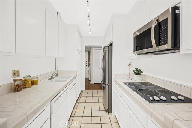Detail Gallery Image 15 of 32 For 1300 Midvale Ave #308,  Los Angeles,  CA 90024 - 2 Beds | 2/1 Baths