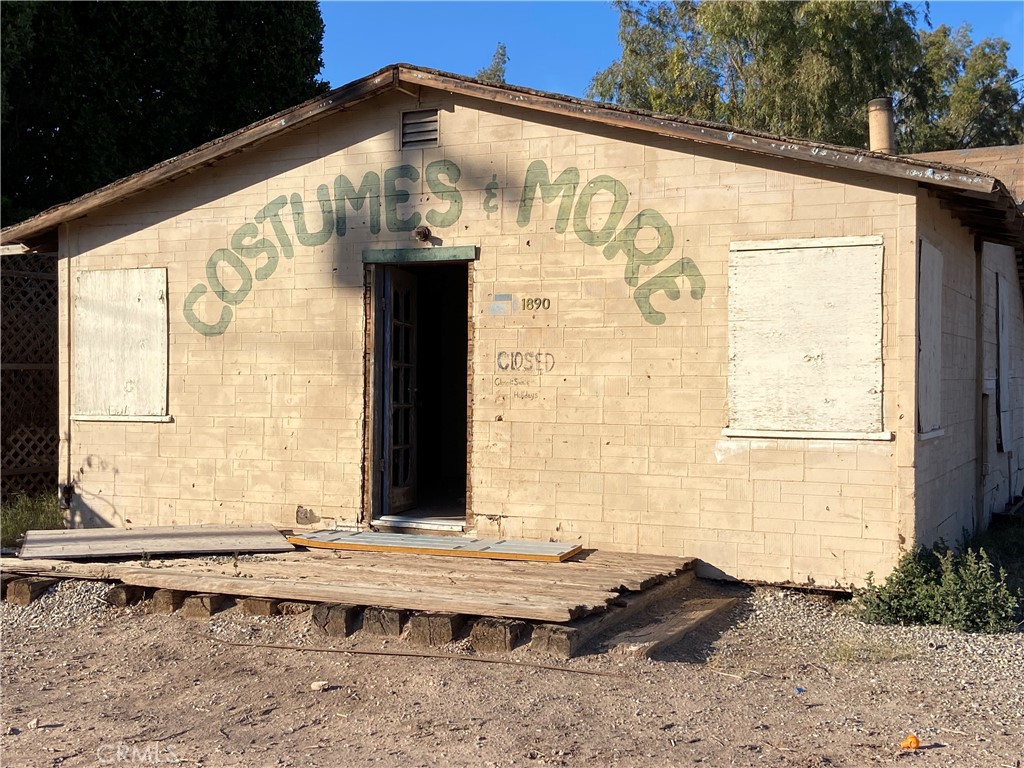 & 1890 E Underwood Road