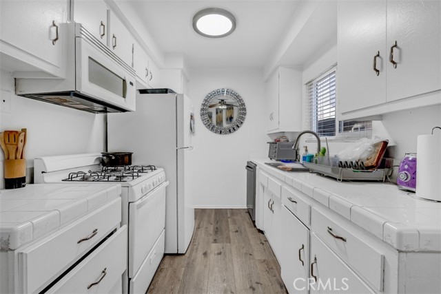 6640 Darby Avenue, Reseda CA: https://media.crmls.org/medias/77abefc8-242c-481c-b07e-7d7287da9078.jpg