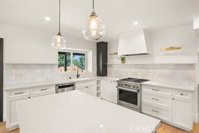 Detail Gallery Image 3 of 30 For 22450 Maycotte Rd, Woodland Hills,  CA 91364 - 3 Beds | 3 Baths