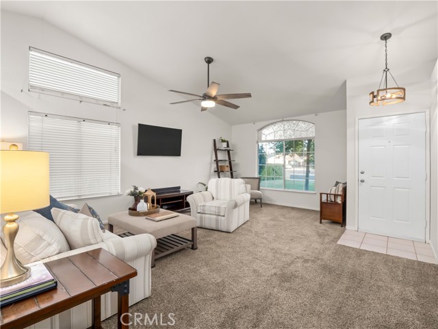 Detail Gallery Image 4 of 29 For 2725 Beverly Ave, Clovis,  CA 93611 - 3 Beds | 2 Baths