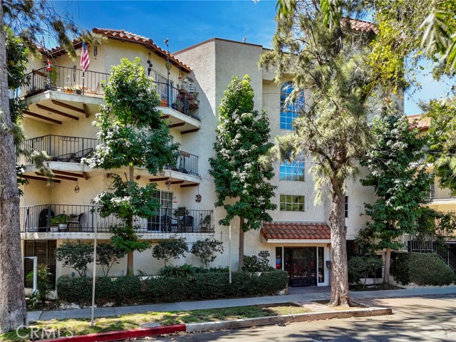 4249 LONGRIDGE Avenue, Studio City CA: https://media.crmls.org/medias/77b4841a-1294-4fac-87f5-e30cd404461d.jpg