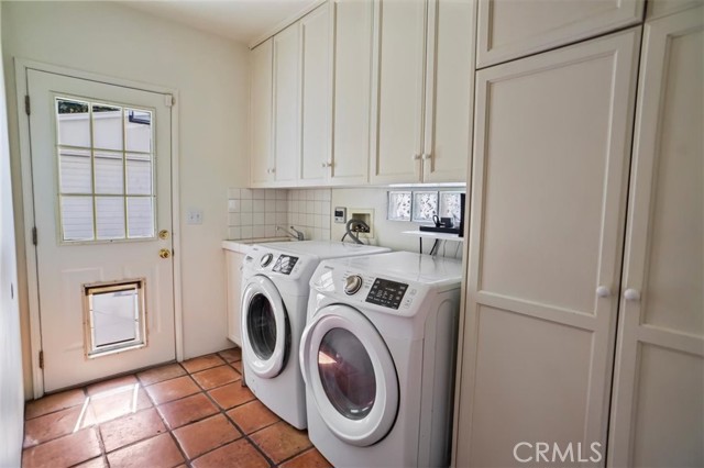 525 Bob Hope Drive, Burbank CA: https://media.crmls.org/medias/77bc6fca-0313-410a-bf12-bb90ff42a2cb.jpg