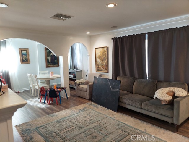 Detail Gallery Image 4 of 20 For 6230 Peach Ave, Van Nuys,  CA 91411 - 4 Beds | 2/1 Baths