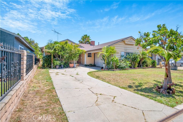 11028 Condon Avenue, Inglewood CA: https://media.crmls.org/medias/77c1133d-38ff-43bc-9585-3a12e456bdca.jpg