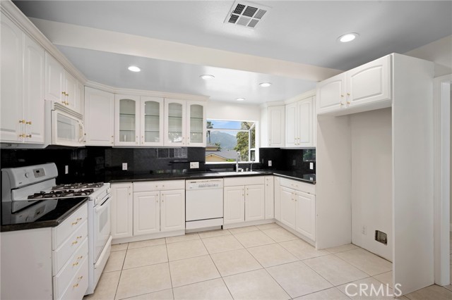 Detail Gallery Image 11 of 32 For 3805 Los Olivos Ln, Glendale,  CA 91214 - 5 Beds | 2 Baths