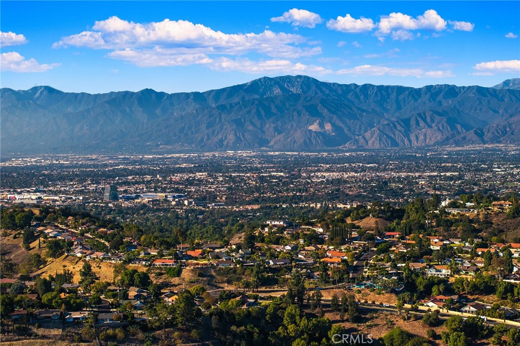 https://media.crmls.org/medias/77ca5eed-fe55-4d0b-9f85-dbf346f4bc5c.jpg?preset=X-Large