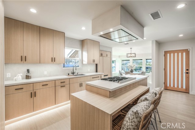 18852 Collins Street, Tarzana CA: https://media.crmls.org/medias/77d1133c-3a1b-4684-9613-d312de9bed05.jpg