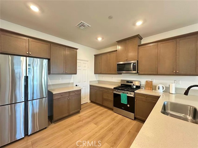 Detail Gallery Image 6 of 17 For 3904 E Coronado Privado, Ontario,  CA 91762 - 3 Beds | 3 Baths