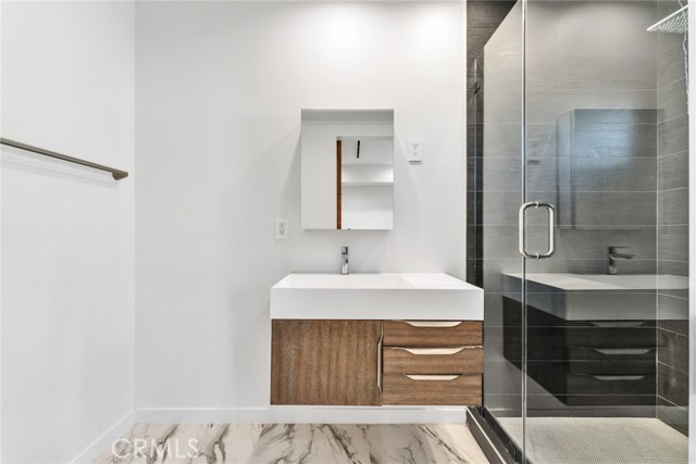 Detail Gallery Image 22 of 27 For 11341 Pearl St, Los Angeles,  CA 90064 - 4 Beds | 4/1 Baths