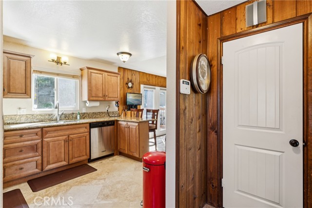 Detail Gallery Image 6 of 47 For 460 Pioneer Rd, Lake Arrowhead,  CA 92352 - 3 Beds | 1/2 Baths