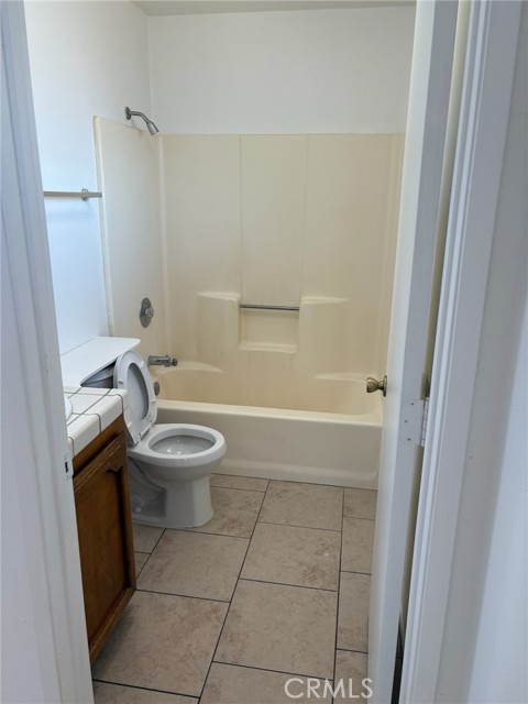 Detail Gallery Image 10 of 12 For 16140 Tawney Ridge Ln #C,  Victorville,  CA 92394 - 2 Beds | 2 Baths