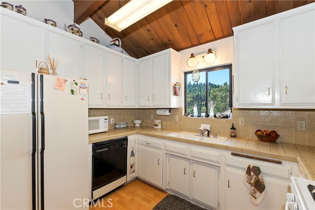 Detail Gallery Image 9 of 33 For 763 E Victoria Ct, Lake Arrowhead,  CA 92352 - 4 Beds | 2/1 Baths