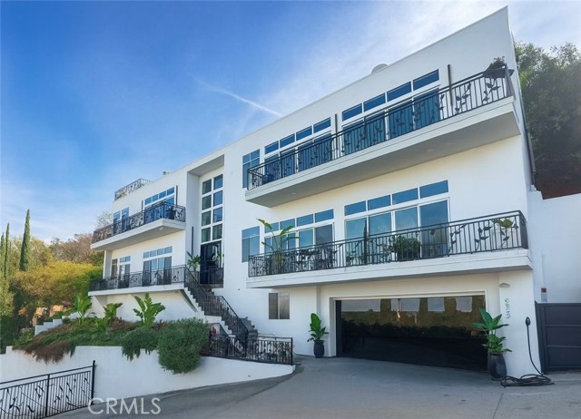 Detail Gallery Image 2 of 3 For 3952 Oakfield Dr, Sherman Oaks,  CA 91423 - 5 Beds | 4/1 Baths