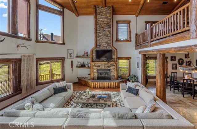 Detail Gallery Image 4 of 23 For 42521 Bear Loop North, Big Bear City,  CA 92314 - 4 Beds | 4/1 Baths