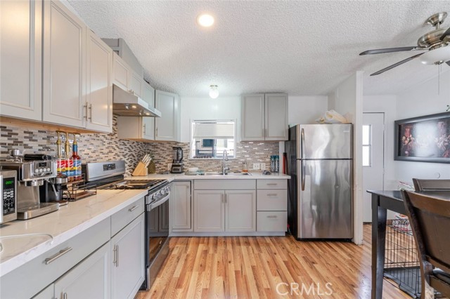 Detail Gallery Image 7 of 15 For 7560 Woodman Pl #65,  Van Nuys,  CA 91405 - 2 Beds | 1 Baths