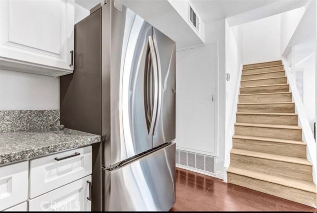 Detail Gallery Image 8 of 20 For 6155 Reseda Blvd #4,  Tarzana,  CA 91335 - 3 Beds | 2 Baths