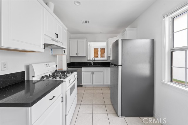 18656 Runnymede Street, Reseda CA: https://media.crmls.org/medias/77f65fb5-7d8b-435e-9bee-899de53ec5af.jpg