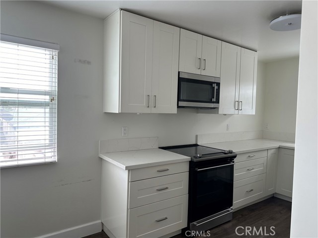 228 4th Street, Seal Beach CA: https://media.crmls.org/medias/77f75359-1203-4157-9e24-57068e135053.jpg