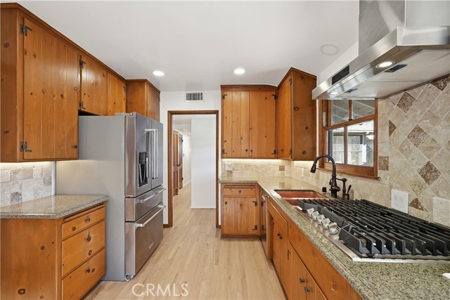 Detail Gallery Image 8 of 35 For 9207 Whitaker Ave, Northridge,  CA 91343 - 4 Beds | 2 Baths