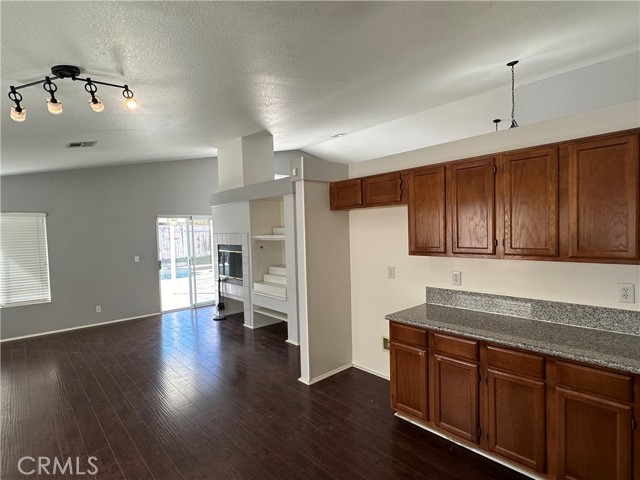 Detail Gallery Image 10 of 25 For 6028 W Avenue J4, Lancaster,  CA 93536 - 4 Beds | 2 Baths