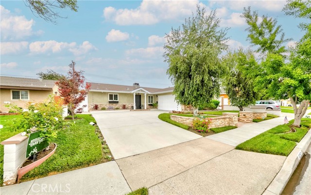 10252 Lorraine Lane, Cypress CA: https://media.crmls.org/medias/77fff543-c889-41da-b36c-f00127a8466a.jpg