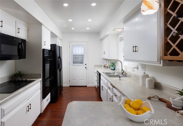 Detail Gallery Image 6 of 18 For 7901 Rhine Dr, Huntington Beach,  CA 92647 - 4 Beds | 2 Baths