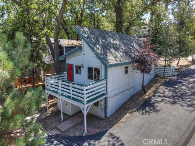 Detail Gallery Image 3 of 49 For 27026 Overlook Ln, Lake Arrowhead,  CA 92352 - 2 Beds | 1/1 Baths